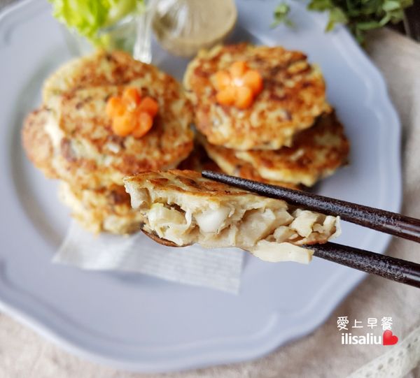 咬開後滿滿的舞菇和高麗菜絲，伴著清甜的雞胸肉好滿足😋