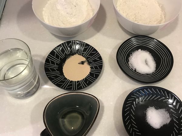 先做口袋餅～
材料很簡單，只要麵粉、水、糖、鹽、速發酵母、植物油。