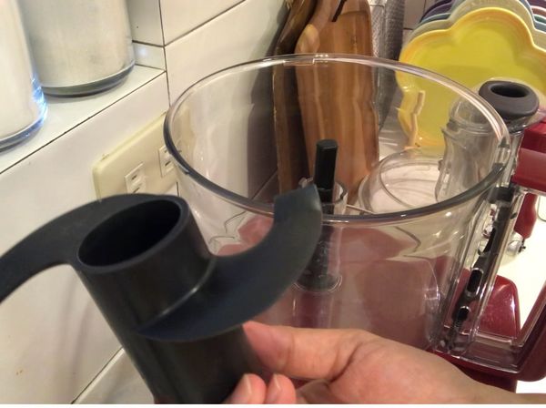 先裝上大碗，逆時針方向轉入至定位，再裝入麵糰刀。