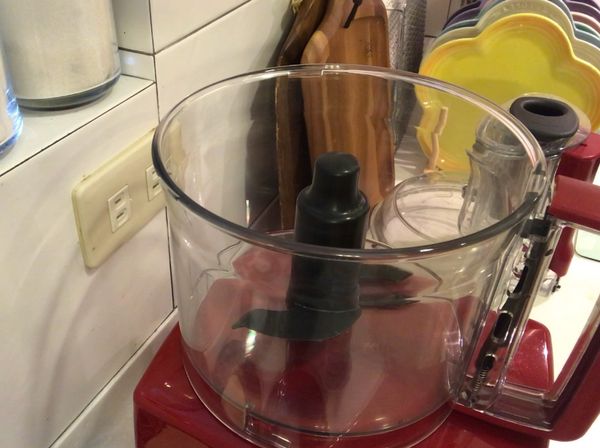 將麵糰刀置於馬達軸承上。