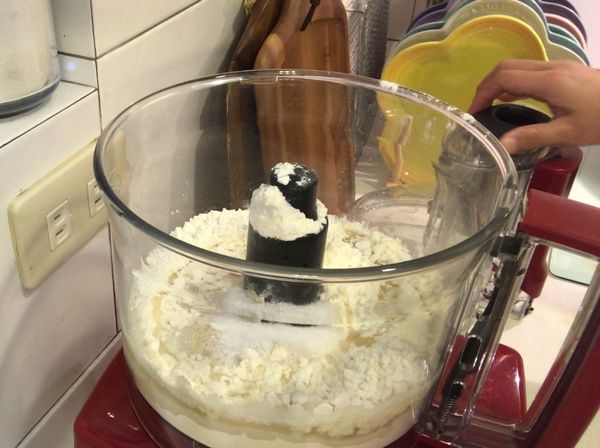 將口袋餅的材料都放入大碗內。