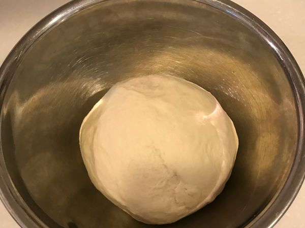 將麵糰取出來，蓋上濕布等候發酵，醒至2～3倍大，發酵至手戳入麵糰不回縮即可。