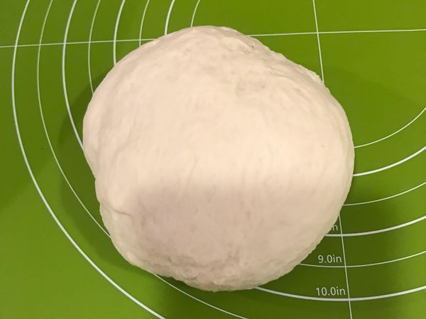 取出麵糰，準備分割整型。