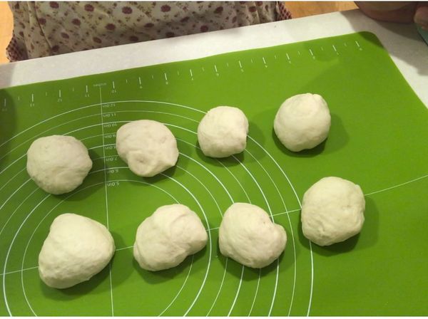 再將麵糰滾成小圓，蓋上濕布鬆弛10分左右。