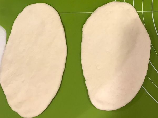 再將每一個麵糰桿成厚度0.3～0.4cm的薄片，準備上平底鍋烙煎。
