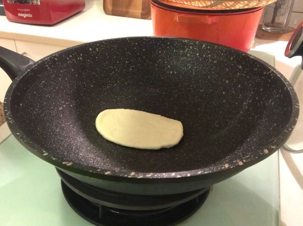 將平底鍋燒熱不加油，開始烙煎。