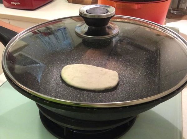 用中小火,蓋鍋烙，這樣溫度上昇快，有利口袋餅澎漲，等澎漲後即可開鍋翻面再烙到焦黃即可。