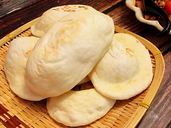 烙好的口袋餅，可蓋一塊布預防餅皮變乾，備用。