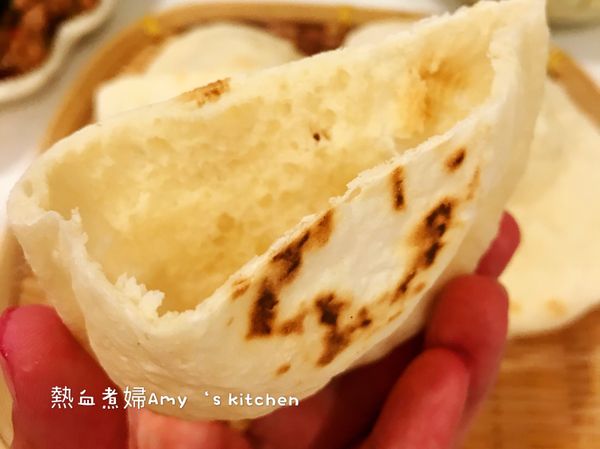 口袋餅從中間切開，是中空的⋯就成功囉！可以包自己喜歡的餡料。