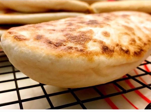 喜歡吃酥脆就乾烙到兩面呈焦黃，喜歡吃鬆軟的就乾烙到口袋餅澎漲即可哦。