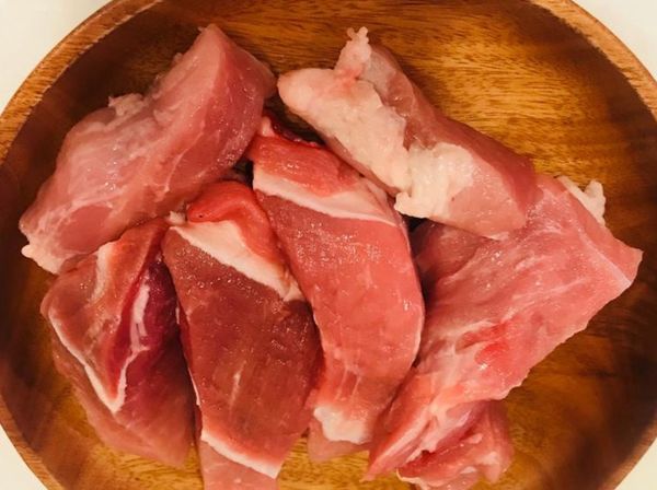 先將豬肉切成2cm的塊狀，再用magimix食物處理機進行切碎絞肉。