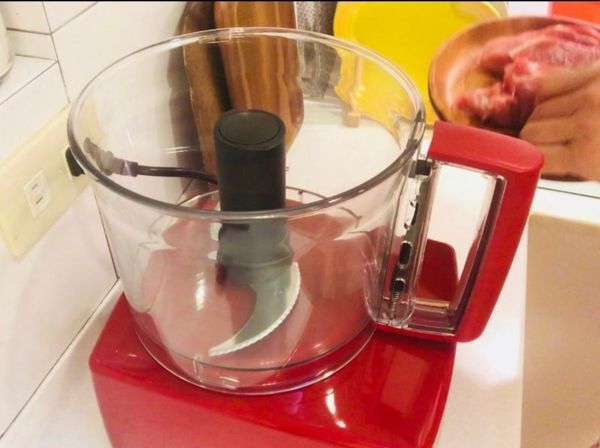 先裝上大碗，逆時針方向轉入至定位，再將大刀片置於馬達軸承上。