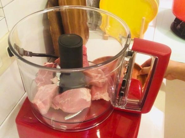 將豬肉放入大碗。