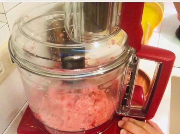 將碗蓋含進料管依逆時針方向轉入，咔嚓一聲至定位，再按下啟動鍵，開始剁碎肉類，不到2秒，已打成絞肉，最後用瞬轉鍵調整想要的絞肉程度。