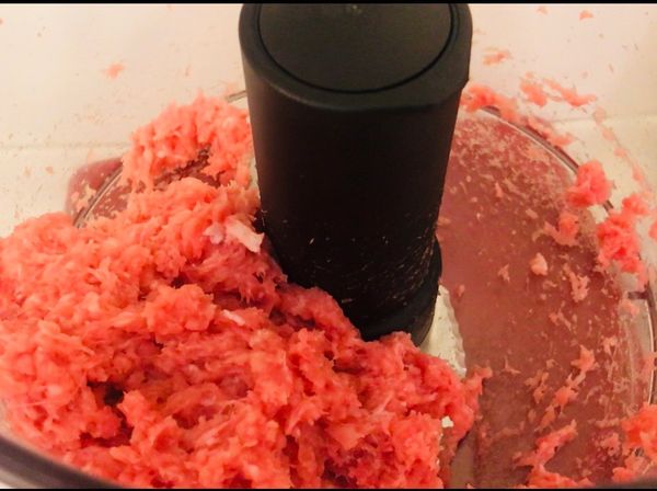 真的是秒速，用這台食物處理機處理肉類可做出不同程度的肉末或肉泥，備料好輕鬆啊！