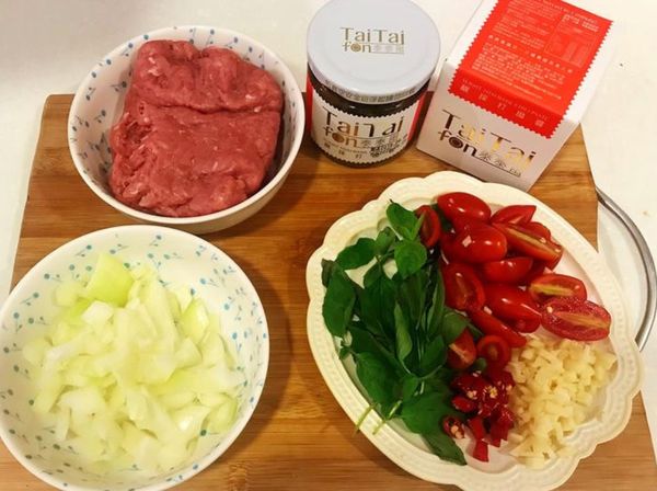 打拋豬備料～
絞肉處理好備用，將洋蔥切丁、蒜、辣椒切末、小蕃茄切半、九層塔洗淨備用。
調味料可先混合備用。