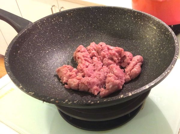 鍋內不加油、直接將絞肉放進鍋內炒。
