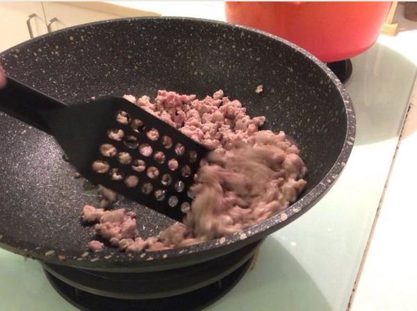 炒到絞肉變白，盛起備用。