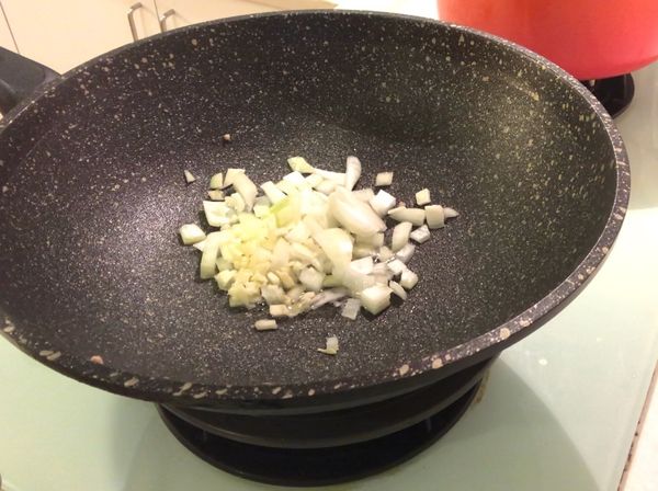 熱鍋，加少許油⋯下洋蔥丁、蒜末先爆出香味。