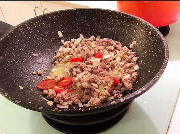 再加入絞肉ㄧ起拌炒。