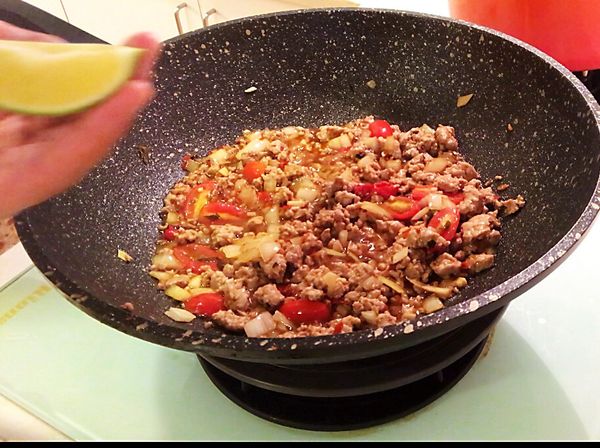 再加入半顆檸檬汁，這部分看各人喜好⋯喜歡吃酸點可自己調整檸檬汁的量。