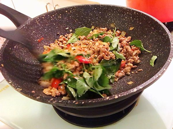 起鍋前，再將九層塔放入鍋中快速拌炒，關火。