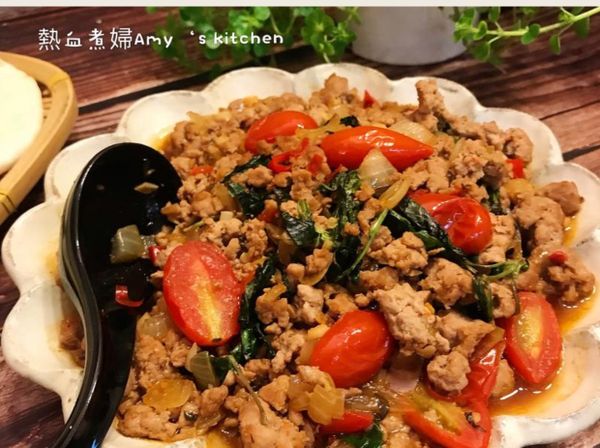 泰式風味的打拋豬完成囉，香噴噴，這道料理很開胃下飯，夾口袋餅也超好吃😋