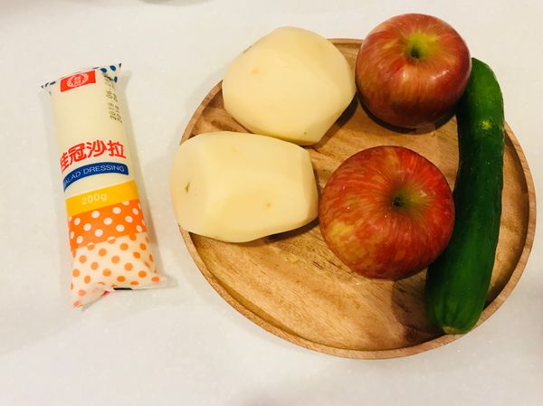馬鈴薯削皮、蘋果洗淨、小黃瓜洗淨。