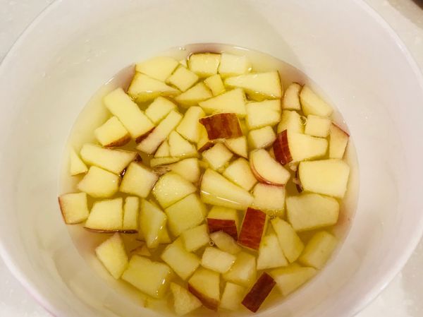 將蘋果切小丁泡鹽水備用。