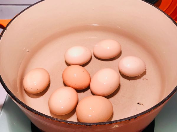 水煮沸，煮白煮蛋⋯煮好的蛋泡冷水比較好撥蛋殼，將蛋撥好備用。
這個份量只需要2個蛋，我照片中多煮ㄧ些當孩子們的點心。