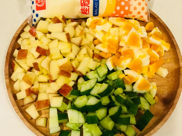 小黃瓜切丁、蘋果切丁、白煮蛋切丁備用。