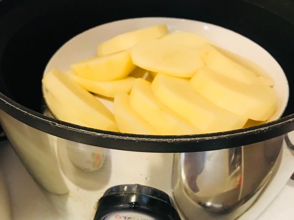 馬鈴薯切片放大同電鍋、外鍋2杯水蒸軟。
