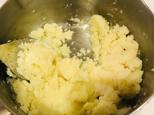 蒸軟的馬鈴薯趁熱壓成泥狀。