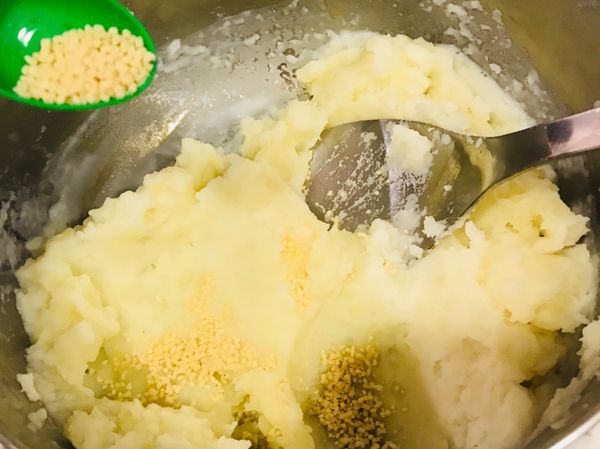 加入適量鹽巴調味。