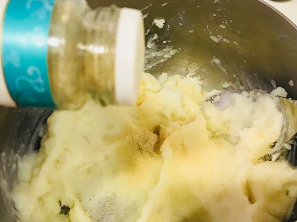 再加入適量胡椒粉提香增加風味。