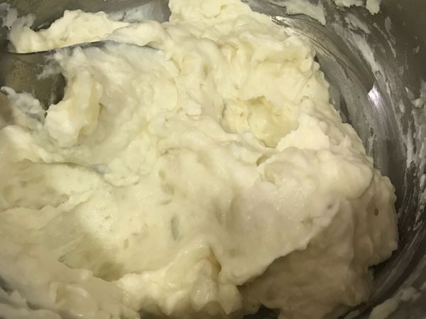 再加入半條美奶滋攪拌均勻。