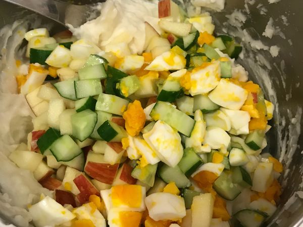 加入小黃瓜丁、蘋果丁、白煮蛋丁拌均勻即可。