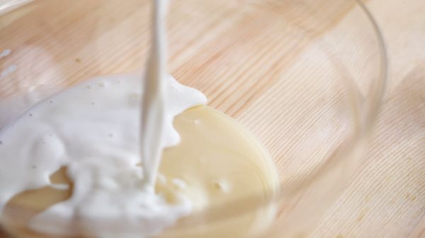 接著來做布丁餡，先把煉乳、牛奶、香草精拌勻備用