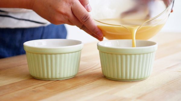 把布丁混合液過篩，並倒入附著焦糖的烤盅裡