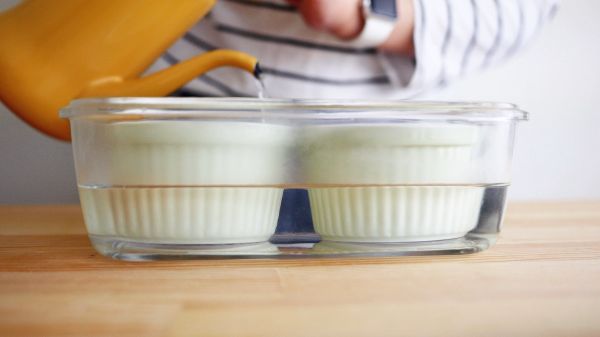 準備一個耐熱淺盤，放入布丁烤盅，再注入一半高度的熱水，烤箱預熱至 160ºC，烘烤30-35分鐘，烤好後可用竹籤測試，若沒有沾黏就OK