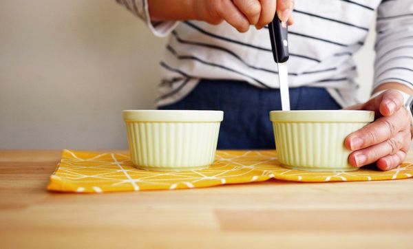 烤好的布丁放涼後送進冰箱冷藏一段時間，用刀子在布丁周畫一圈，若不好脫膜可以把烤盅浸在熱水中一會兒，讓焦糖軟化會更好脫膜
