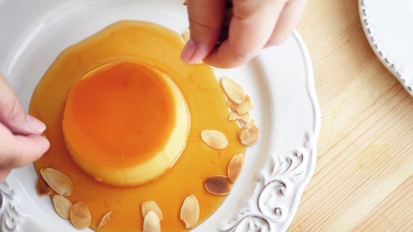 盛盤之前可以灑一些杏仁片做為裝飾，請好好享用