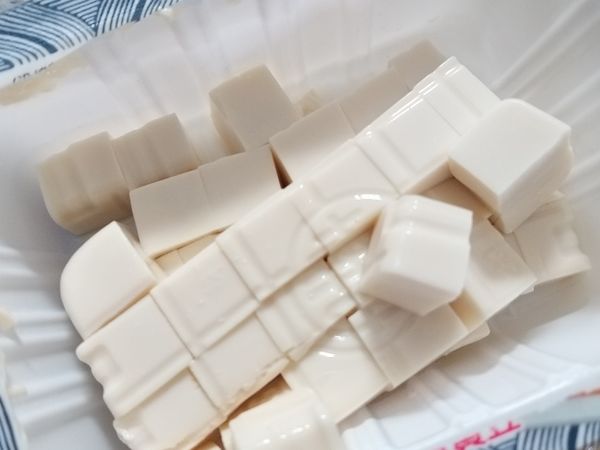 豆腐切適口小丁。