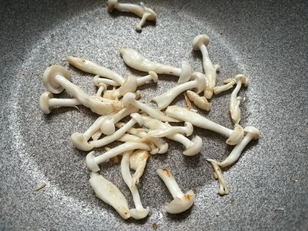 熱鍋後下橄欖油炒香雪白菇。