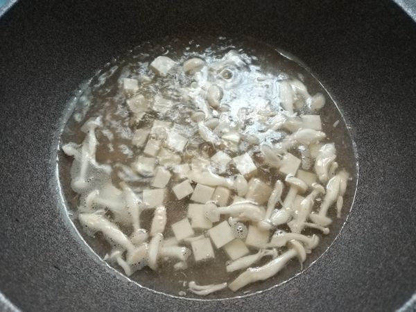 加入兩湯碗的水與豆腐一起大火煮滾。