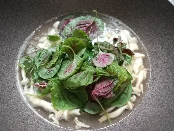 轉小火，加入莧菜與鰹魚粉拌勻，調味到適中。即可熄火。