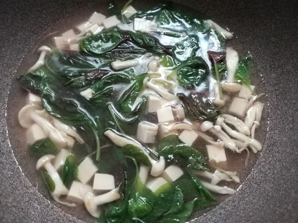 白胡椒粉與醋可以加在自己碗裡或加在鍋中均可。
醋以白醋為主，但是要加烏醋或是果醋也都可以喔！
*今天加了新買到的辣香醋也還不錯。