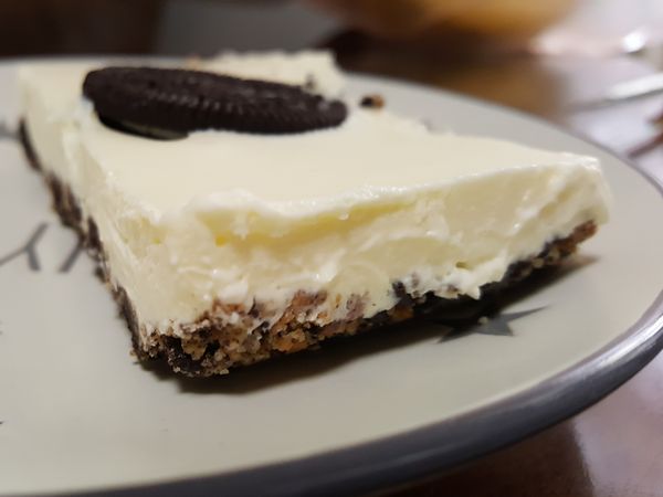 巧克力餅乾夾心要先刮到碗裡備用
奶油先融化

把餅乾都裝入袋子裡，用桿麵棍敲碎

與融化的奶油混合

放入8吋圓形活模，壓平，冷凍15分鐘成型