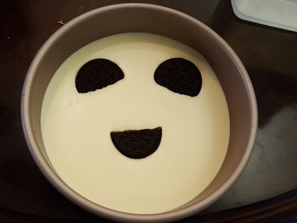 乳酪起司切小塊，用攪拌器攪拌後，隔水加熱攪拌，火要很小喲，加入蜂蜜，鮮奶油，繼續攪拌

倒入融化的吉利丁液
繼續攪拌到滑順感

過篩

倒入蛋糕模 加上裝飾，放入冷凍