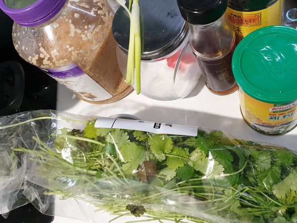 取一小碗，然後將食材裡除了豆腐和芝麻之外的調味料還有香菜都放入碗內。然後嘗一下味道，覺得味道不夠再自己調整。

(也可以放醋來提味，不過因為我不喜歡醋，所以自稱喵喵的L就沒放)
(香菜真的幾根就好，不用準備像照片中那麼大把的)